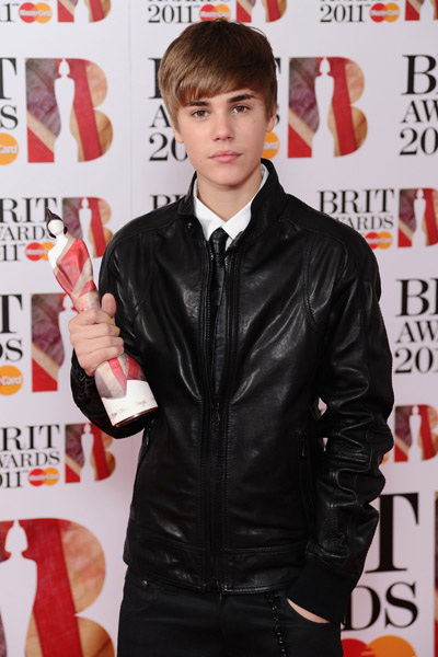 justinbieber-wins-2011-britaward