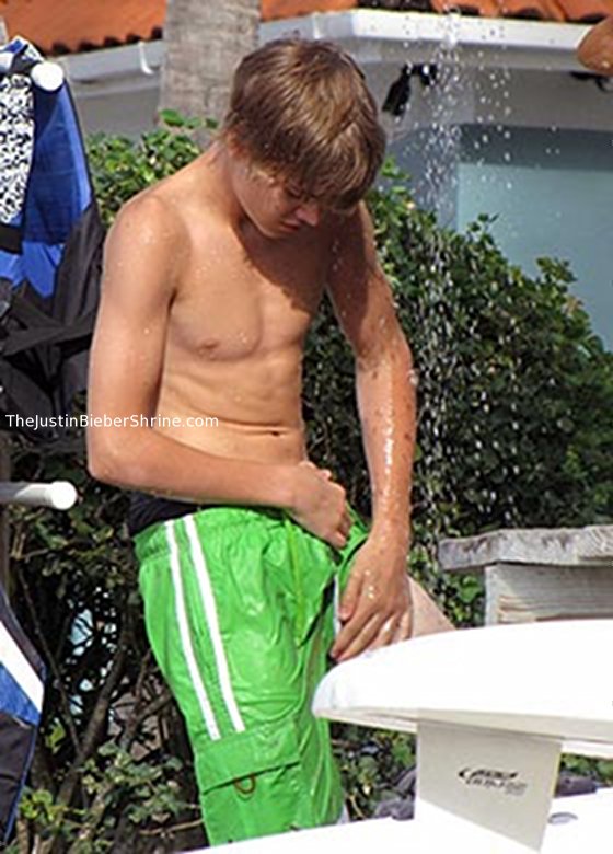 New sexy Justin Bieber shirtless shower picture in St Lucia.