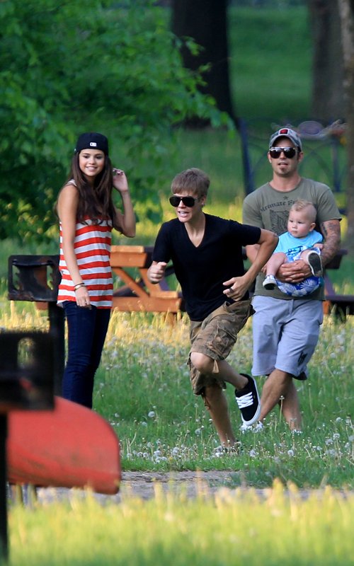justinbieber selenagomez family 04 Selena Gomez visits Justin Biebers family in Toronto June 1 2011 2011