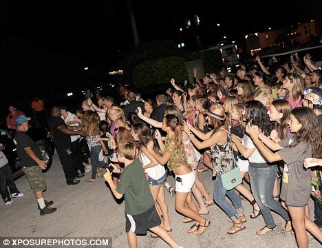 justin bieber boca raton 2 Video of Justin Bieber sneaking out of Selenas Boca Raton concert 2011