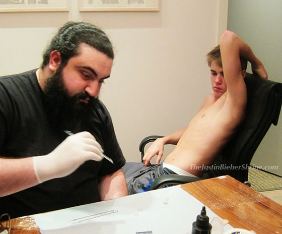 Pictures of Justin Bieber getting Jesus Hebrew tattoo with dad 2011