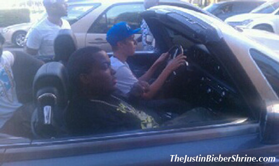 seankingston justinbieber driving Justin Bieber drives Sean Kingstons Rolls Royce in Miami Beach 2011