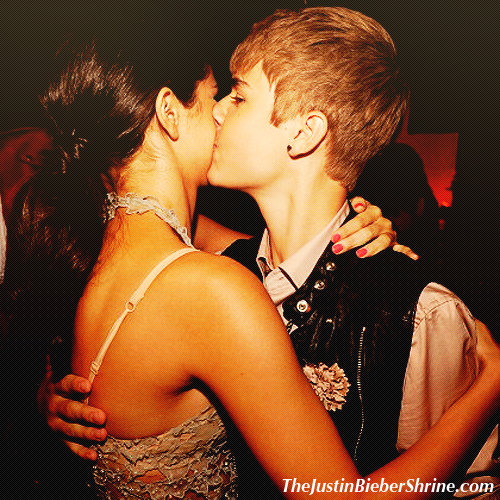 selenagomez justinbieber kissing 2011 tca Justin Bieber & Selena Gomez kissing 2011 Teen Choice Awards pictures 2011