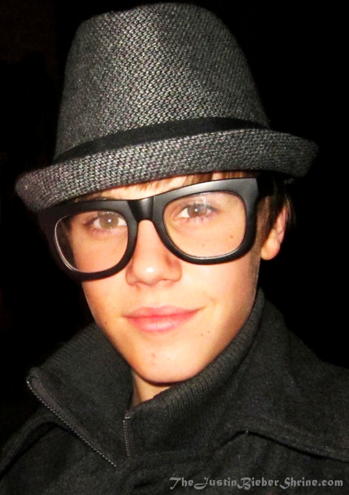 justin-bieber-glasses-hat-cute
