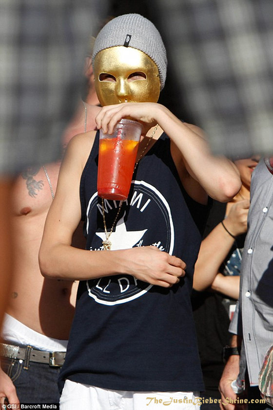 justin bieber gold mask venice beach 2012