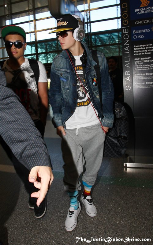 Justin Bieber actually walking with two legs through LAX airport Jan 27, 2012