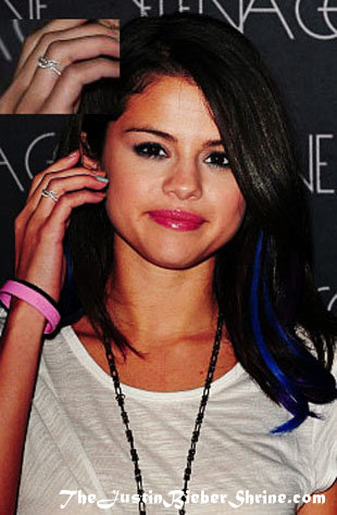 selena gomez ring Selena Gomez spotted wearing J ring instead of P ring 2011