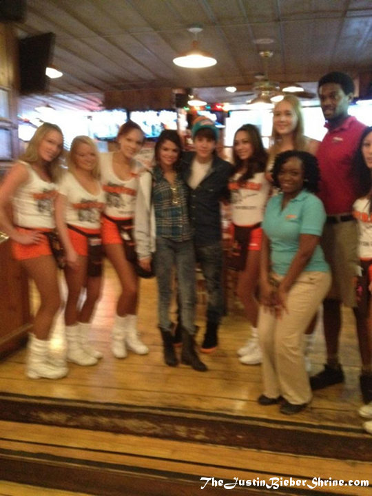 Justin Bieber and Selena Gomez visits Hooters in NYC