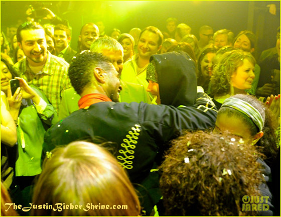Justin Bieber & Usher Dance-Off at Fuerza Bruta show April 27, 2012 post image