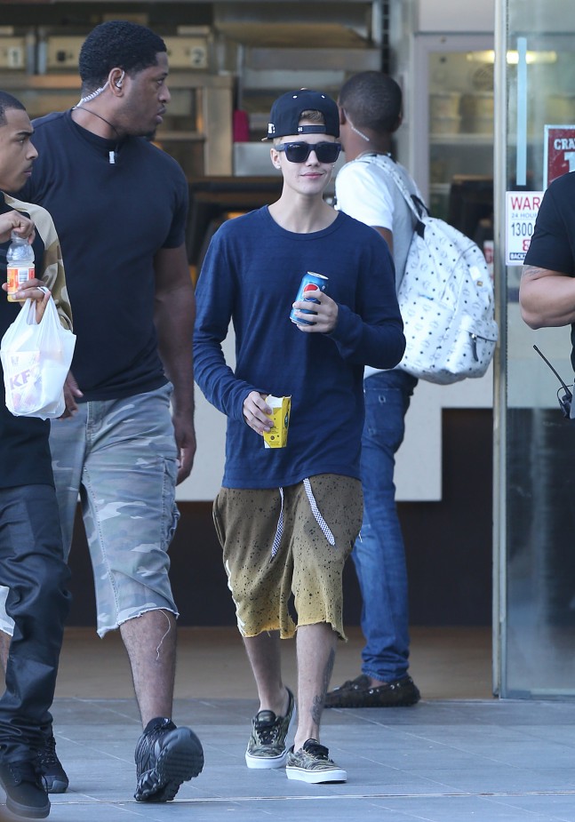 EXCLUSIVE: Justin Bieber gets some KFC on the Gold Coast