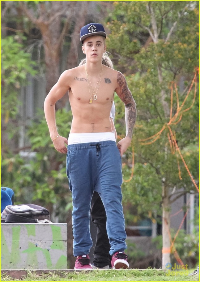 Exclusive - Shirtless Justin Bieber Shows Off His Skateboarding Skills